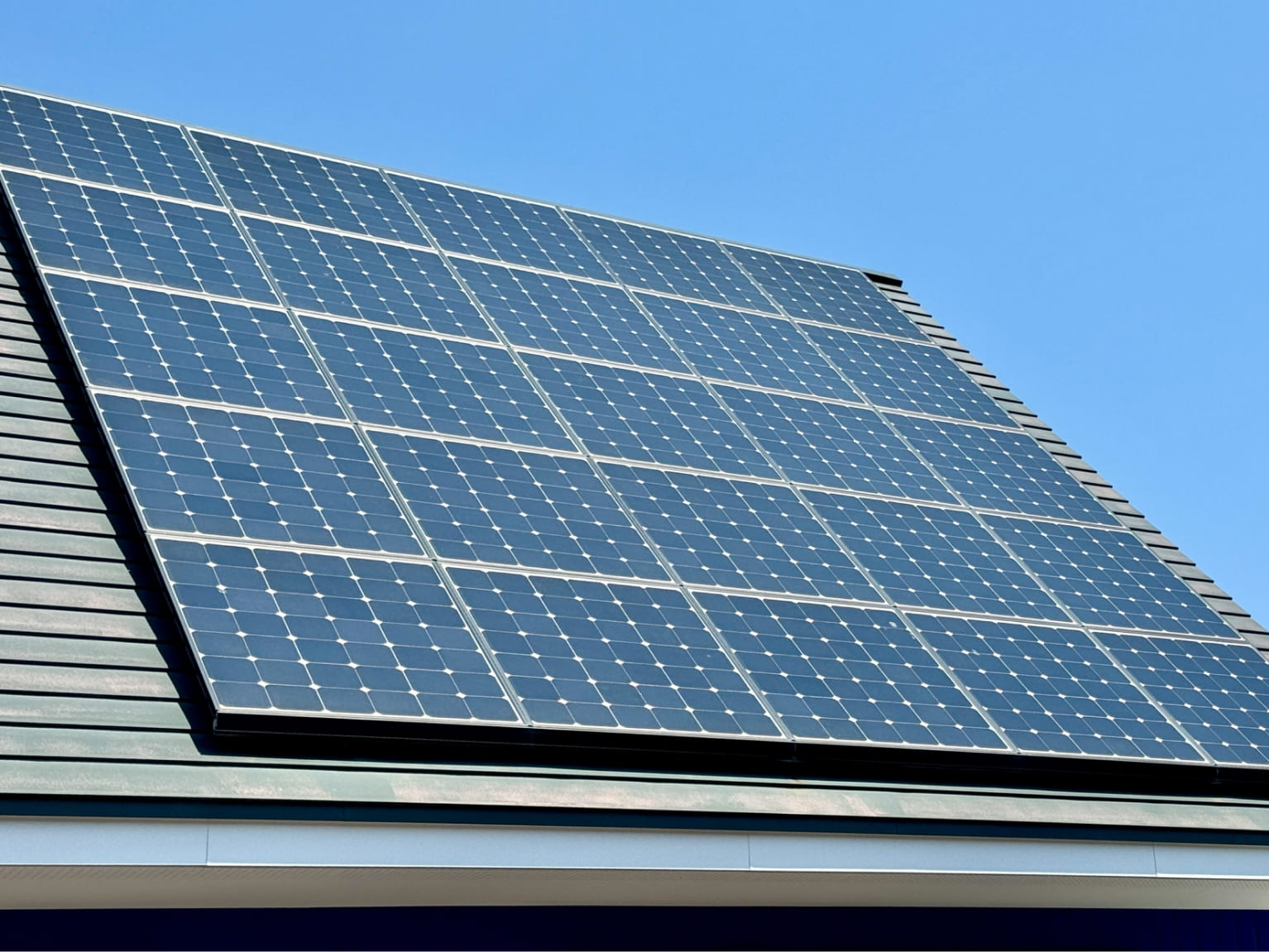 クリーンエネルギーによる自律型拠点 —自社発電設備を完備